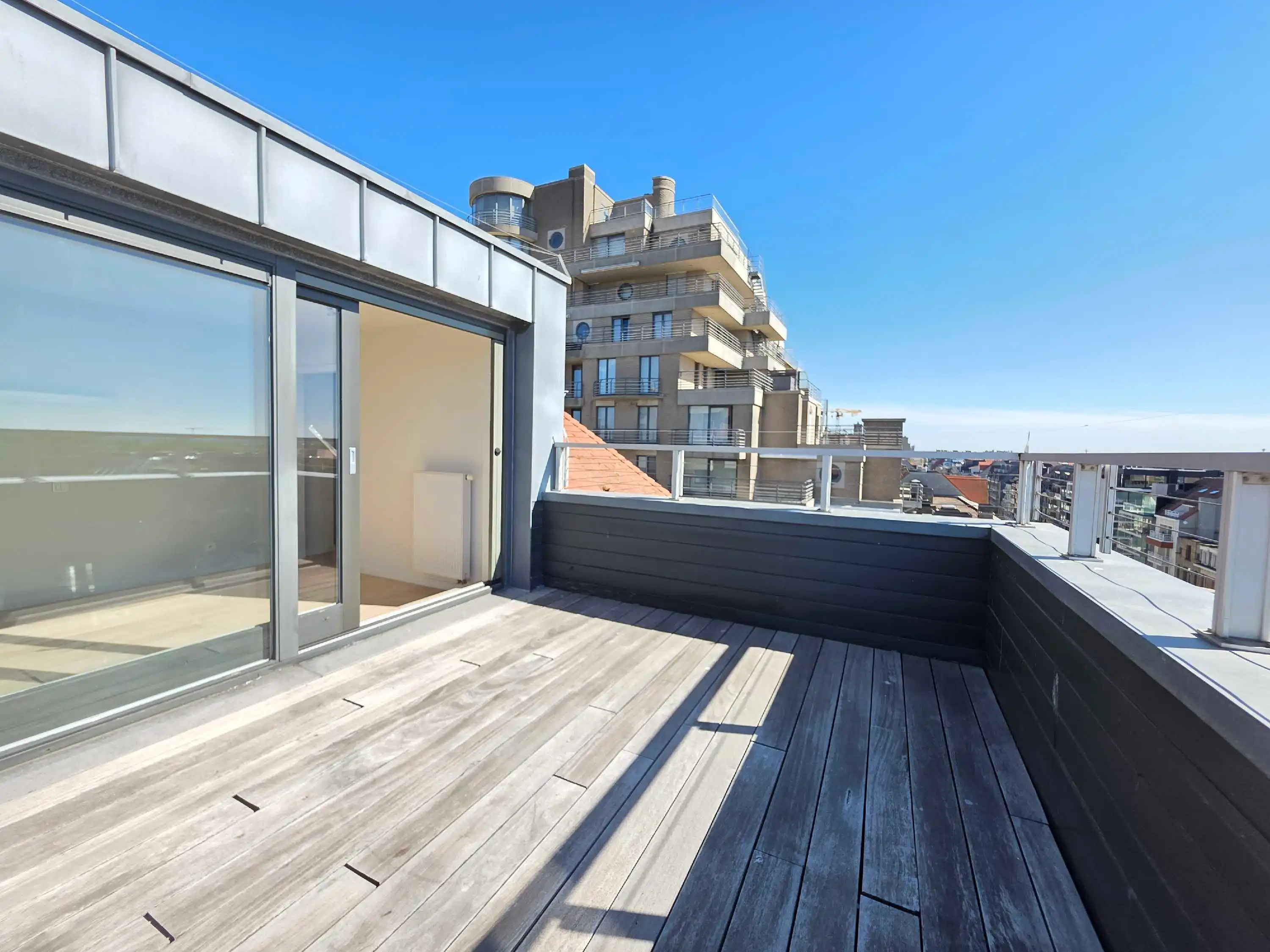 Luxueuze penthouse met zijdelings zeezicht en terras foto {{pictureIndex}}