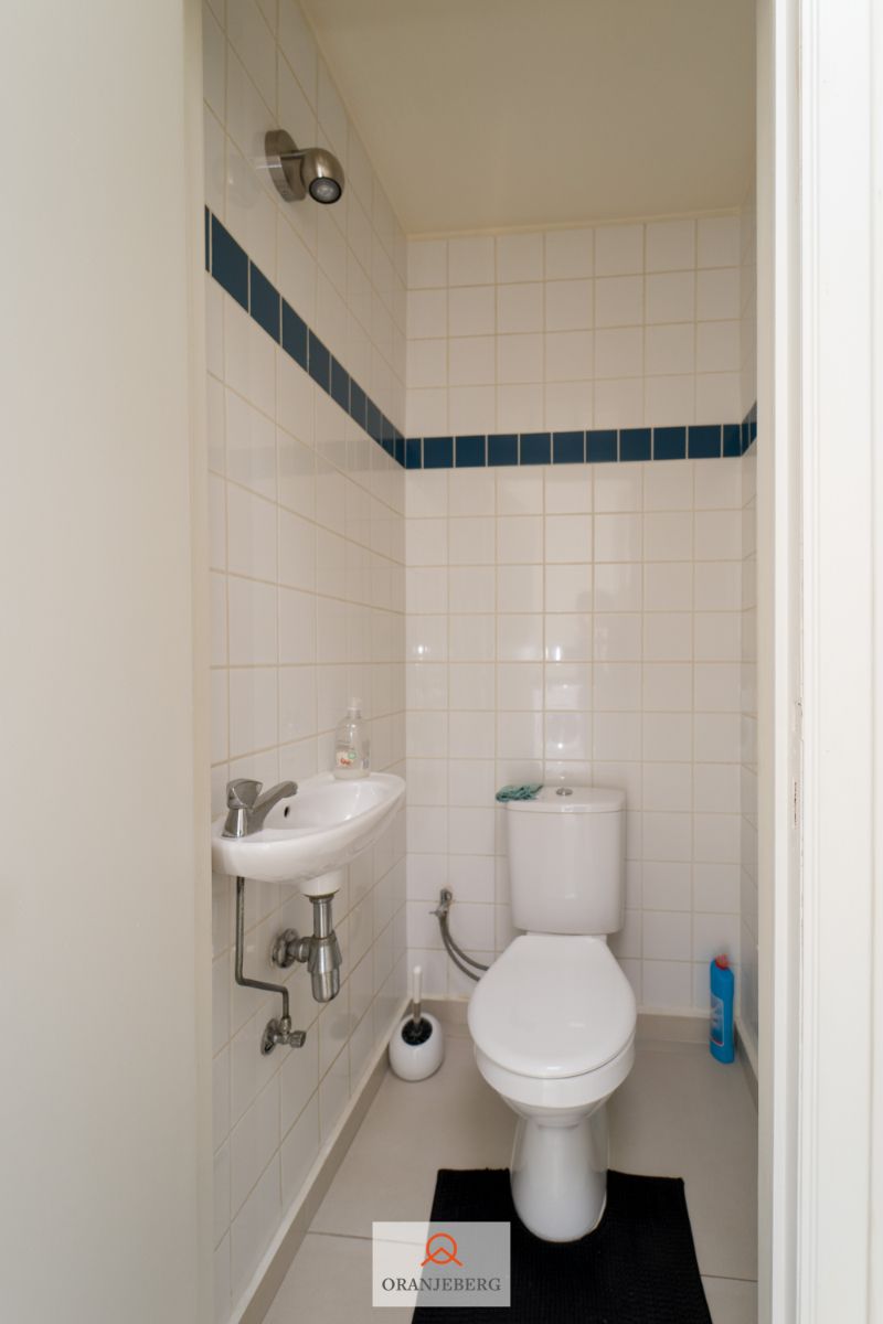 Ruime gerenoveerde burgerwoning nabij de Visserij foto 17