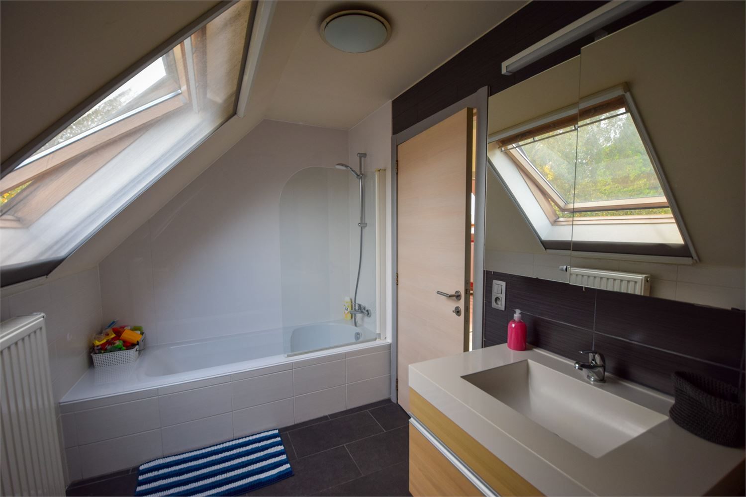 Ruime gezinswoning met onderhoudsvriendelijke tuin foto 14