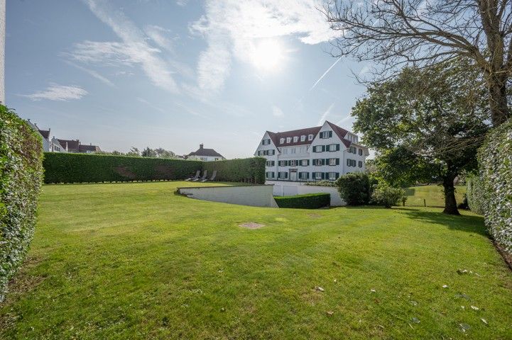 Prachtig tuinappartement met zonnige tuin in een villa residentie in het Zoute op enkele stappen van de zee en de winkels. foto 2