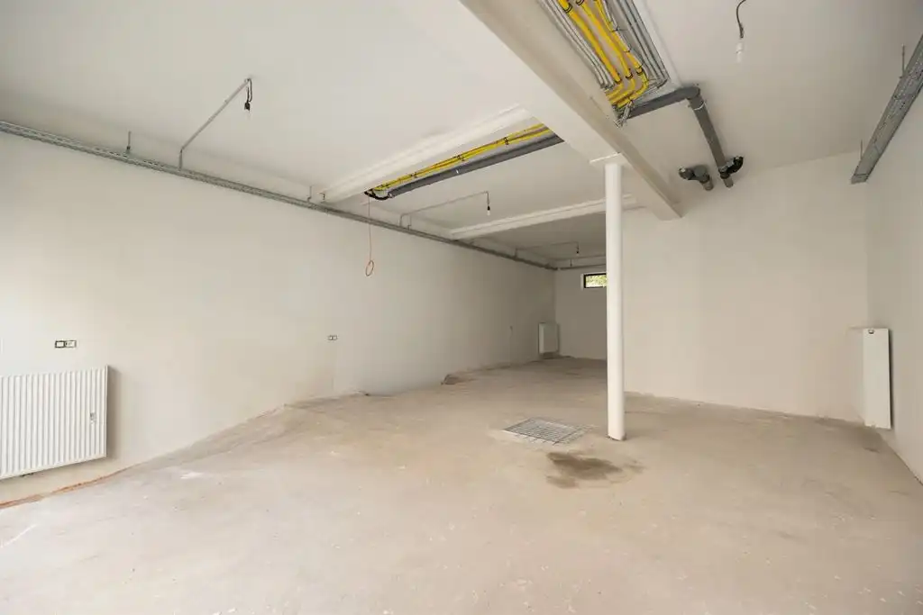 Handelsgelijksvloers in casco staat foto 7