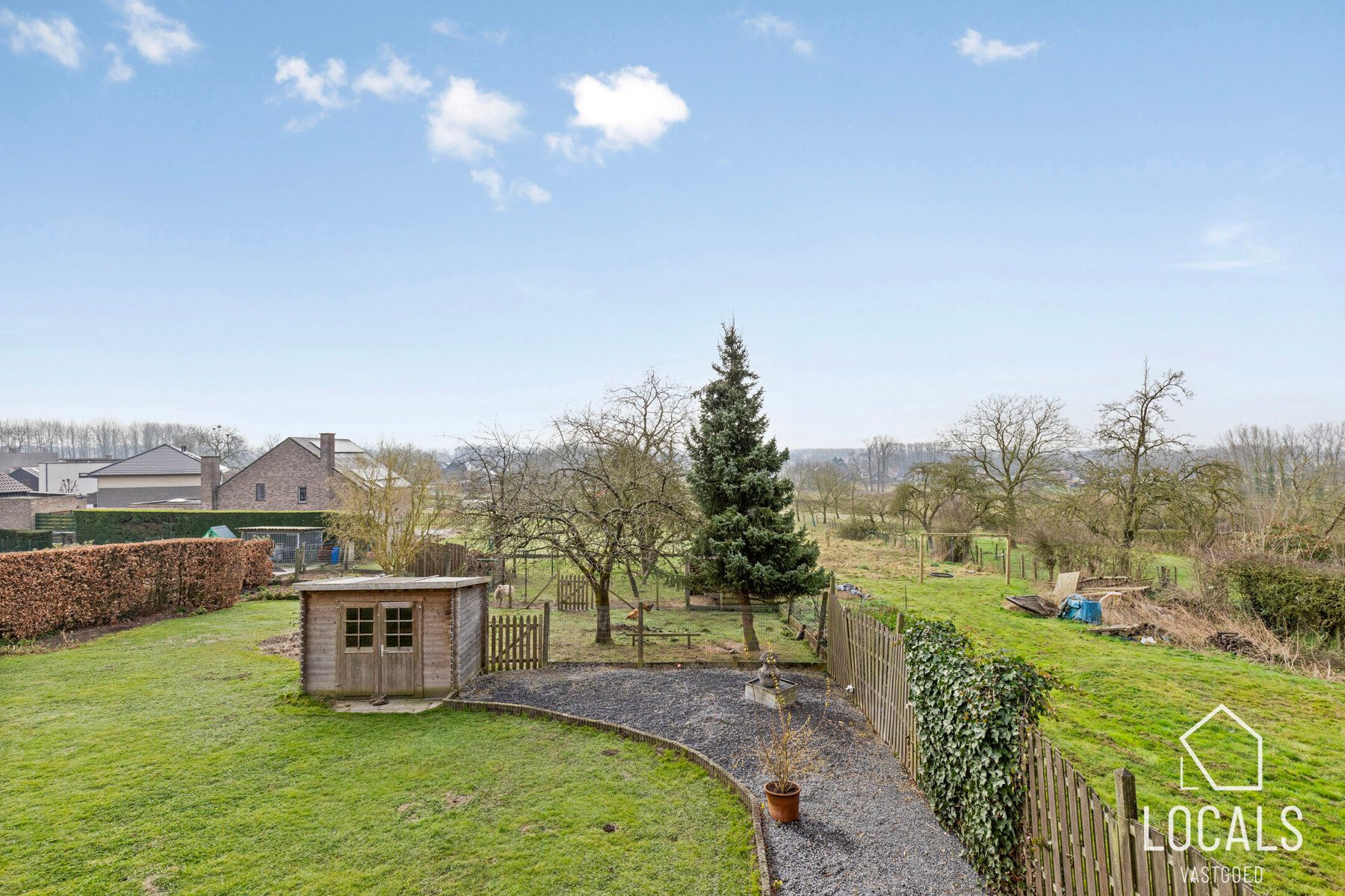 Ruime woning met 5 kamers, 2 garages en prachtig uitzicht foto 4