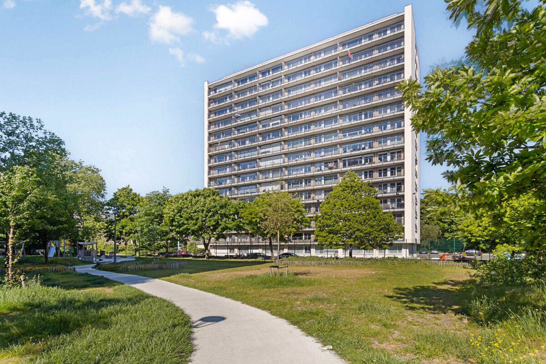 Goed gelegen appartement op het 13e verdiep foto 3
