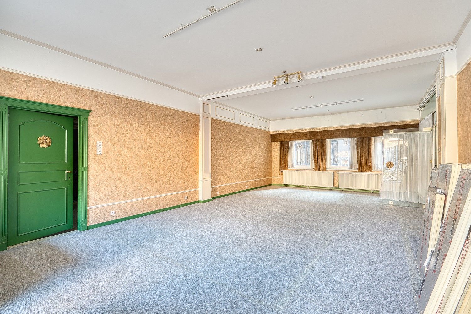 Hartje Brugge  TOP  TOERISTISCHE LIGGING , in de GOUDEN DRIEHOEK, Uitzonderlijk HANDELSPAND ( gevelbreedte 11 meter)                          LICHTRIJKE WINKELRUIMTE ,uitgevend op  Exclusieve STADSPATIO met overdekte rondgang van 105m²+ GARAGE van 30 m² UNIEK  IN BRUGGE op dergelijke ligging ! ERBOVEN lichtrijk ruim APPARTEMENT met zonneterras, foto 6