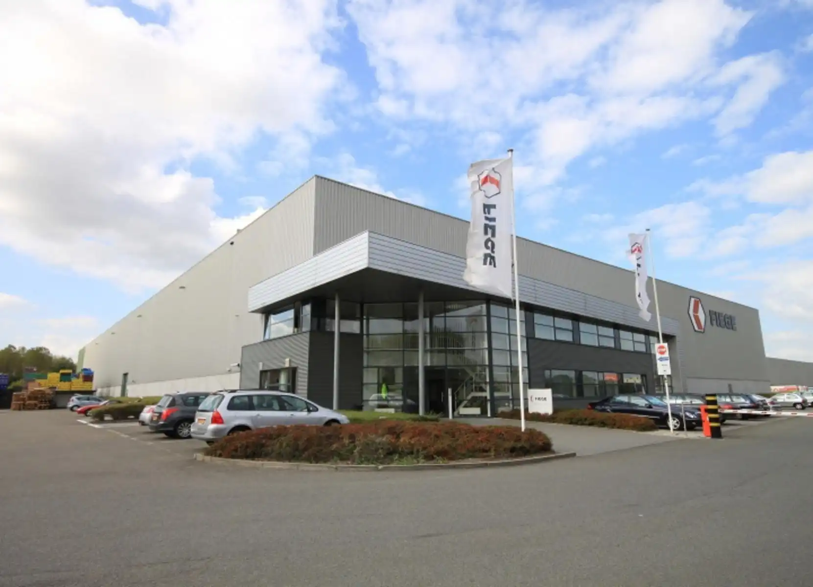 Industrieel gebouw op toplocatie in Puurs te huur foto 2