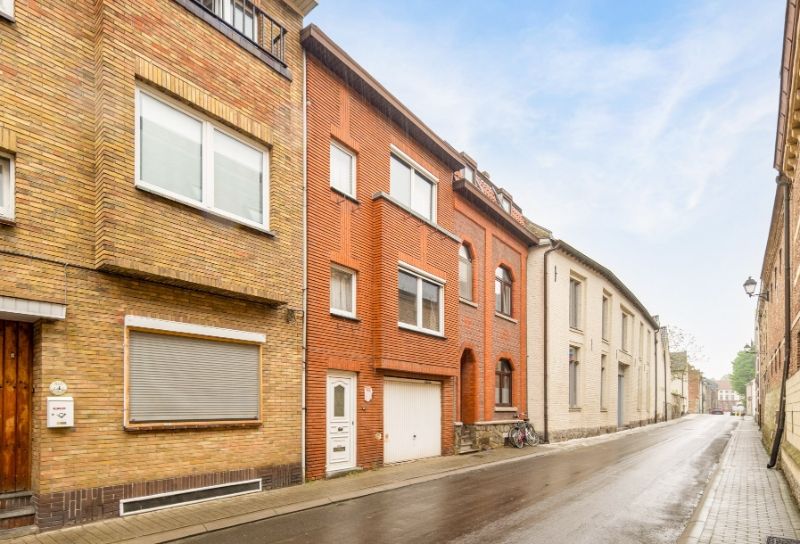 RUIME STADSWONING PAL AAN HET CENTRUM VAN TONGEREN GELEGEN. VOORZIEN VAN INPANDIGE GARAGE. foto 2