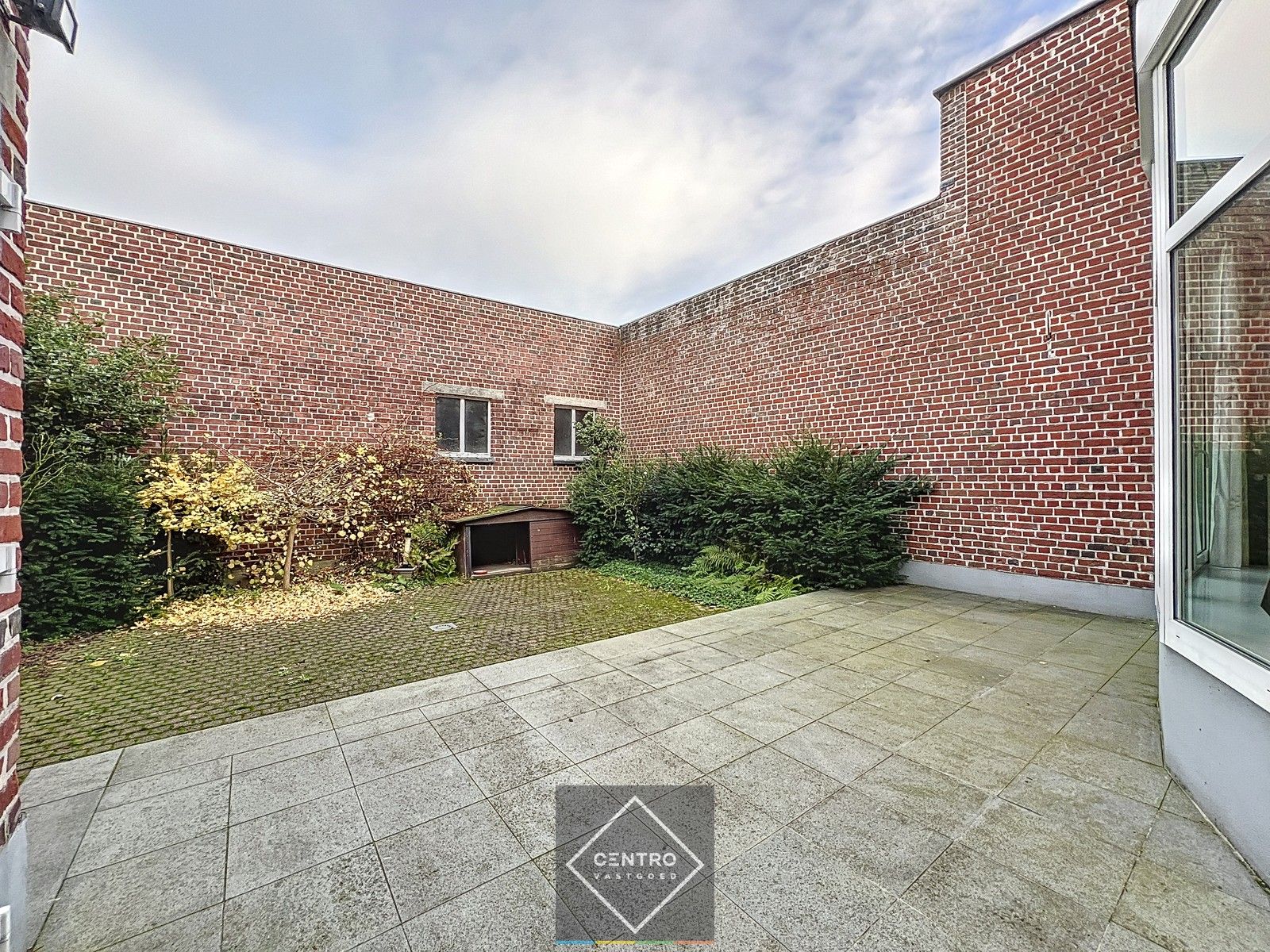 Statige burgerwoning (7 slpks !) met LOODS van 320m² TE KOOP in centrum van Roeselare. foto 4