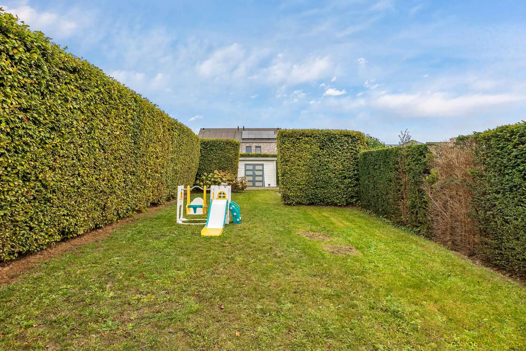 Ruime gerenoveerde gezinswoning met 4 slpks en garage foto 27
