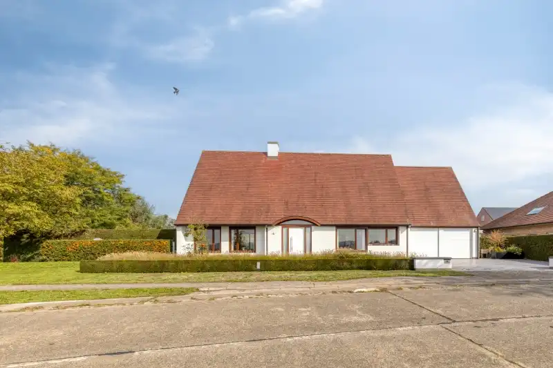 STATIGE VILLA MET PRACHTIGE TUIN OP EEN PERCEEL VAN 1.430 m². foto {{pictureIndex}}