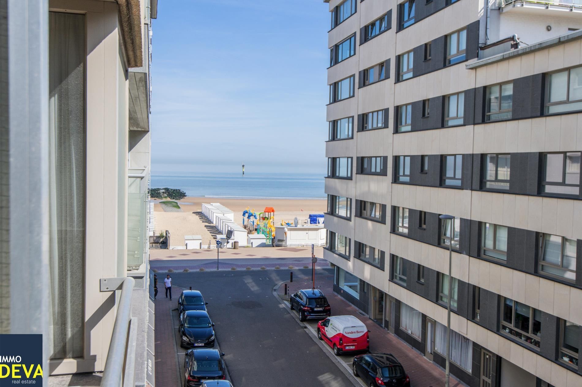 Goed gelegen appartement met zijdelings ZEEzicht dichtbij het Driehoeksplein. Parking te koop op het gelijkvloers. foto 2