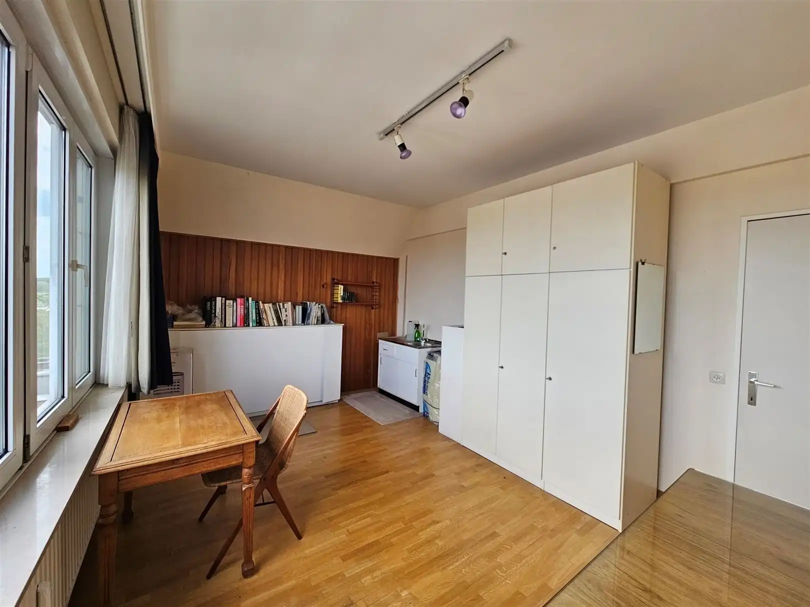 Ruim appartement met 4 slpks, terras en garagebox. foto 9