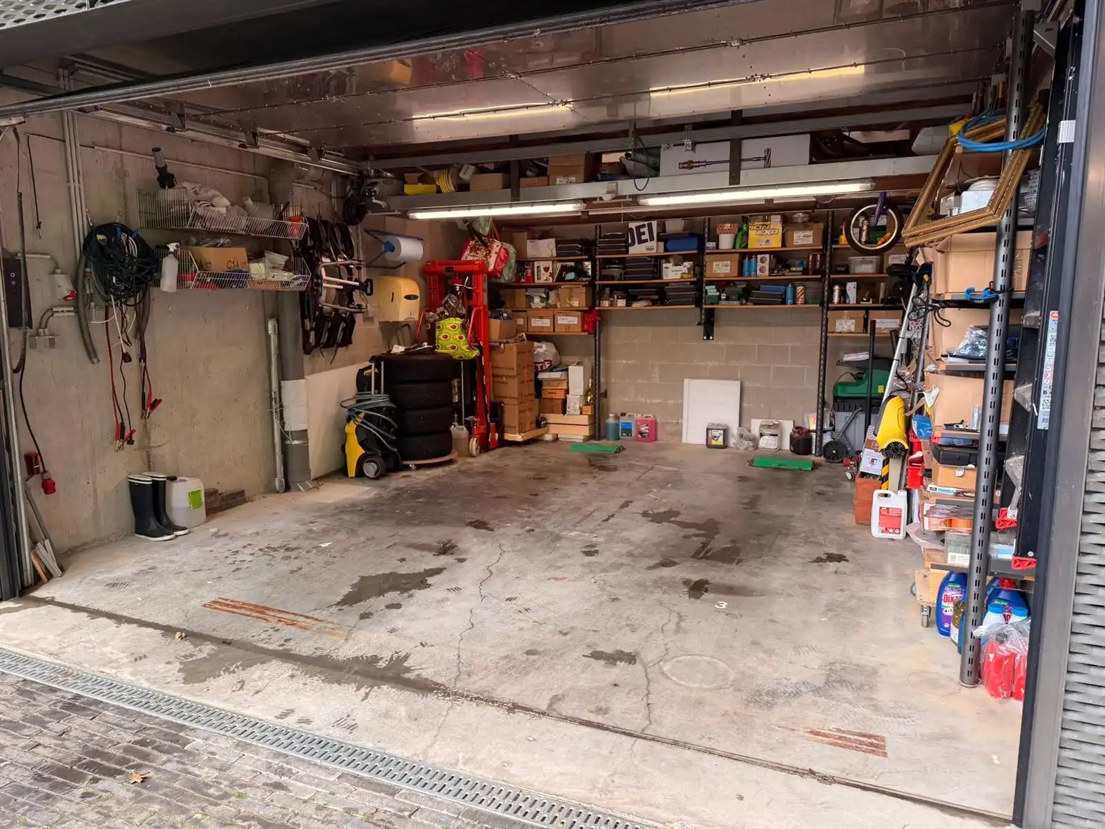  Ruime dubbele garagebox met staanplaats en opslagruimte foto 3