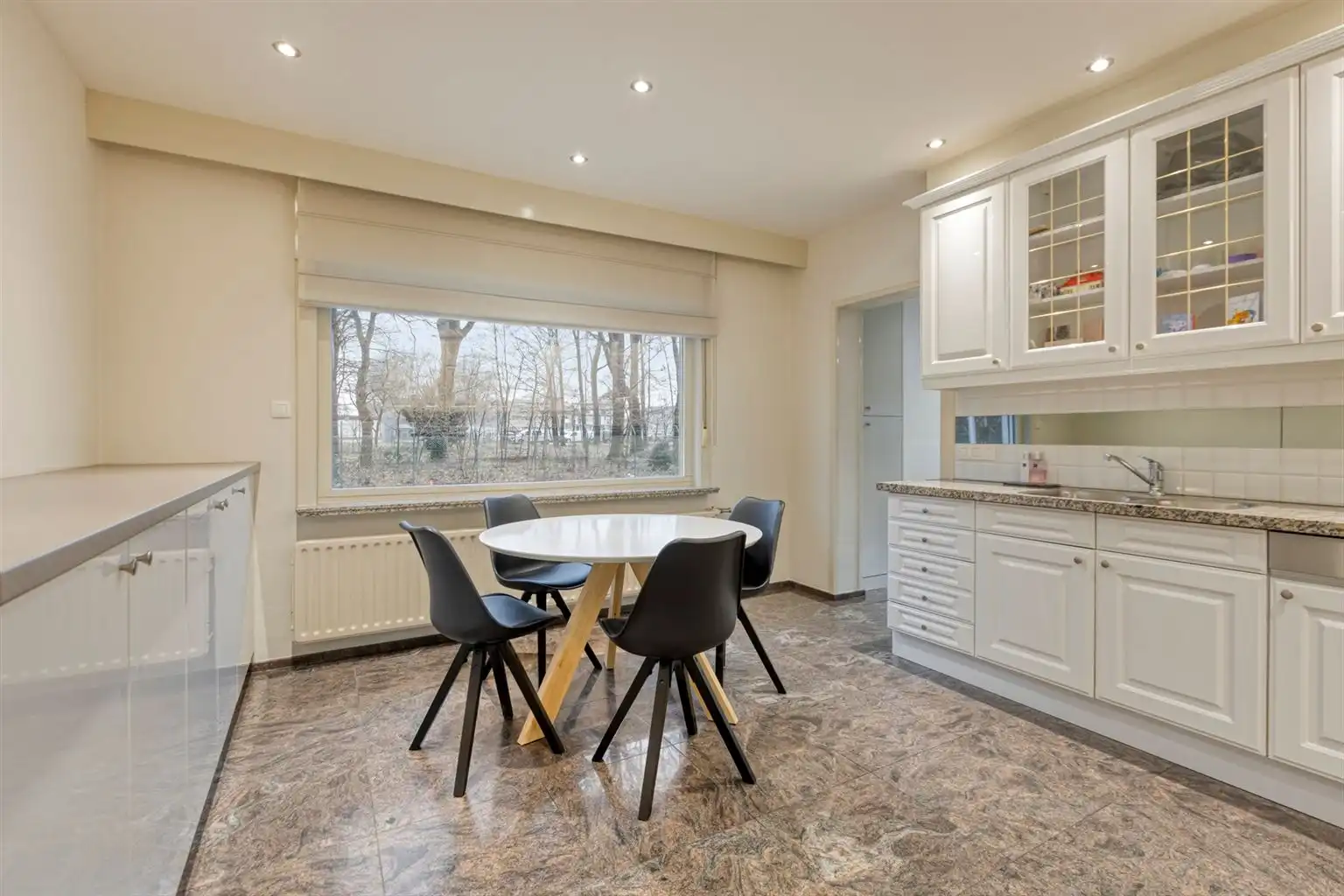 Vrijstaande woning met 3 slaapkamers, inpandige garage en een omheinde tuin, rustig gelegen nabij het centrum van Maaseik. foto 13