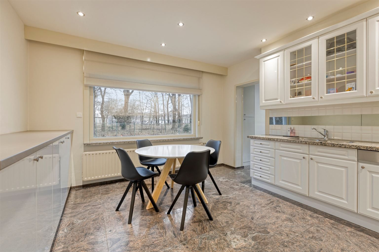 Vrijstaande woning met 3 slaapkamers, inpandige garage en een omheinde tuin, rustig gelegen nabij het centrum van Maaseik. foto 13