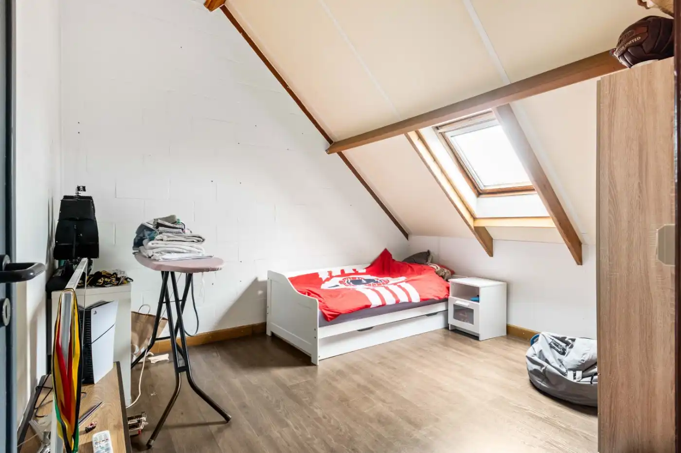 Mooi dakapp. op 2e verd. met 2 slpk., terras en autostaanplaats foto 9