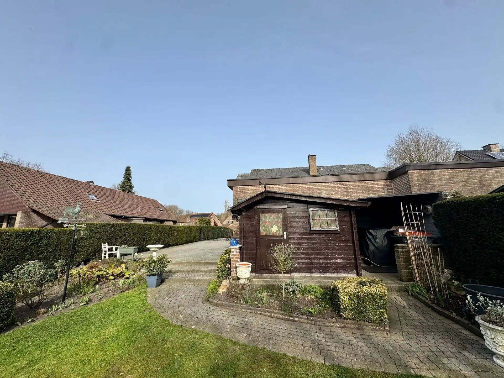 Halfopen bebouwing in rustige straat te As foto 27