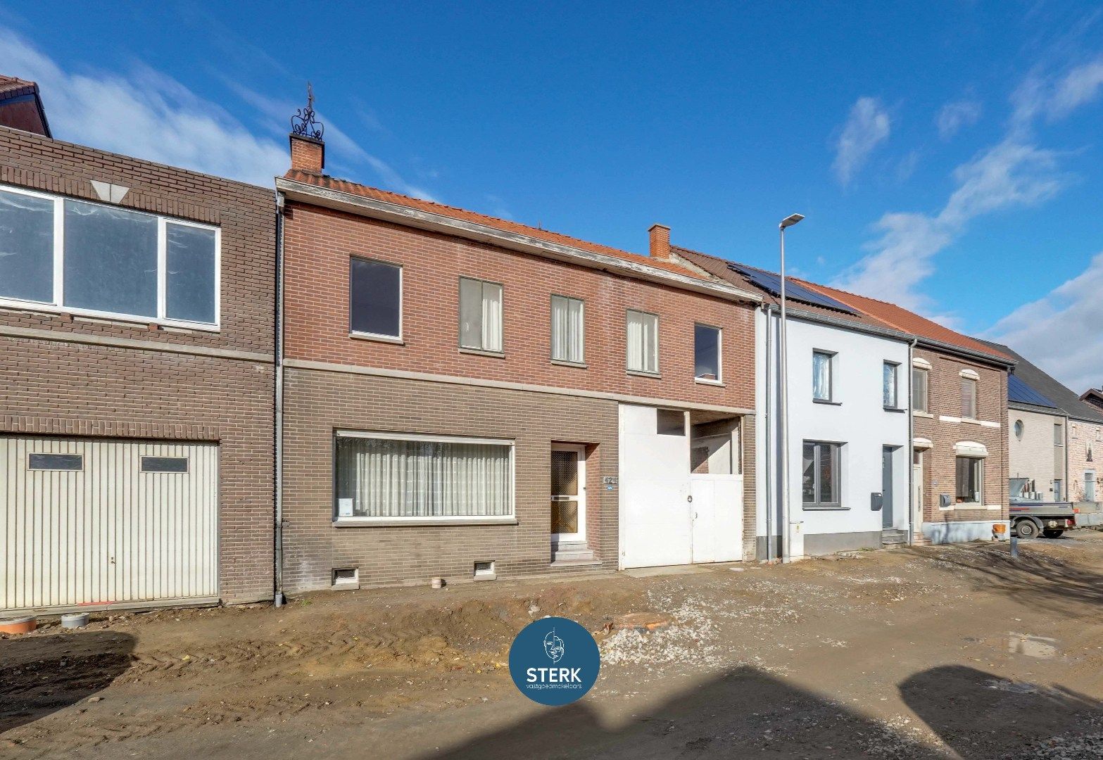 OP TE KNAPPEN GEZINSWONING MET RUIME TUIN TE OPGRIMBIE !  foto {{pictureIndex}}