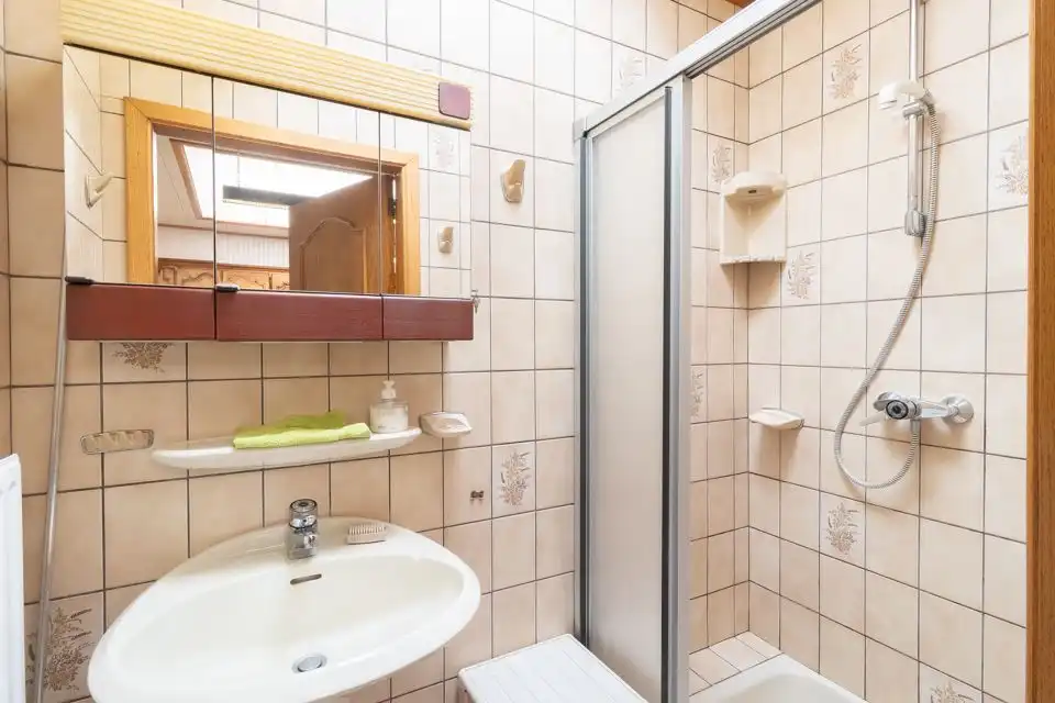 Halfopen gezinswoning met grote tuin in groene omgeving foto 6