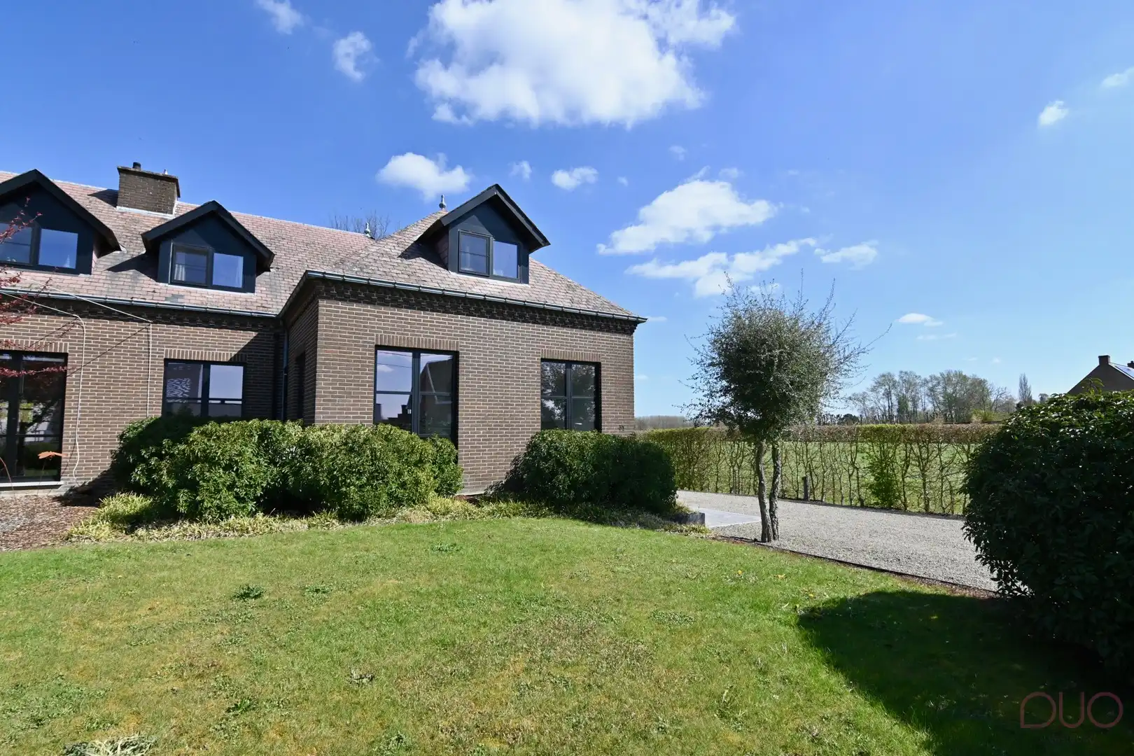 Gerenoveerd halfopen bebouwing op een prachtig perceel van 1h39a60ca inclusief weilanden foto 3