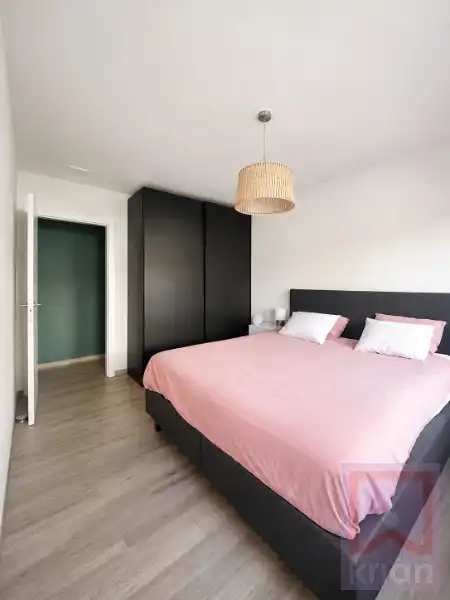 Volledig instapklaar gelijkvloers appartement met 2 slaapkamers, ruime tuin én garagebox foto 11