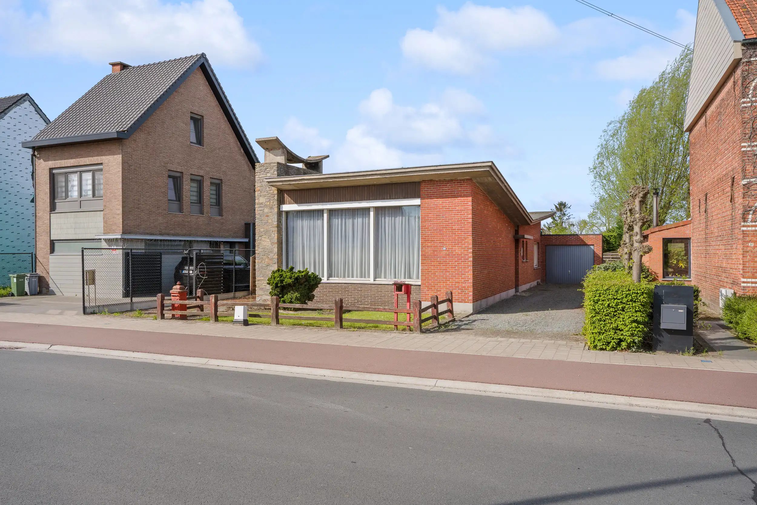 Karakteristieke, lichtrijke bungalow op groot perceel foto 2