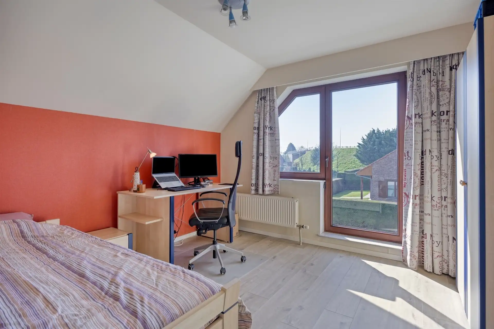 Villa in doodlopende straat foto 14