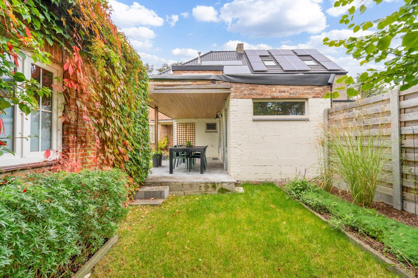 Gerenoveerde halfvrijstaande woning met bijzonder veel karakter, op 4a 99ca vlakbij het centrum van Genk.  foto 28