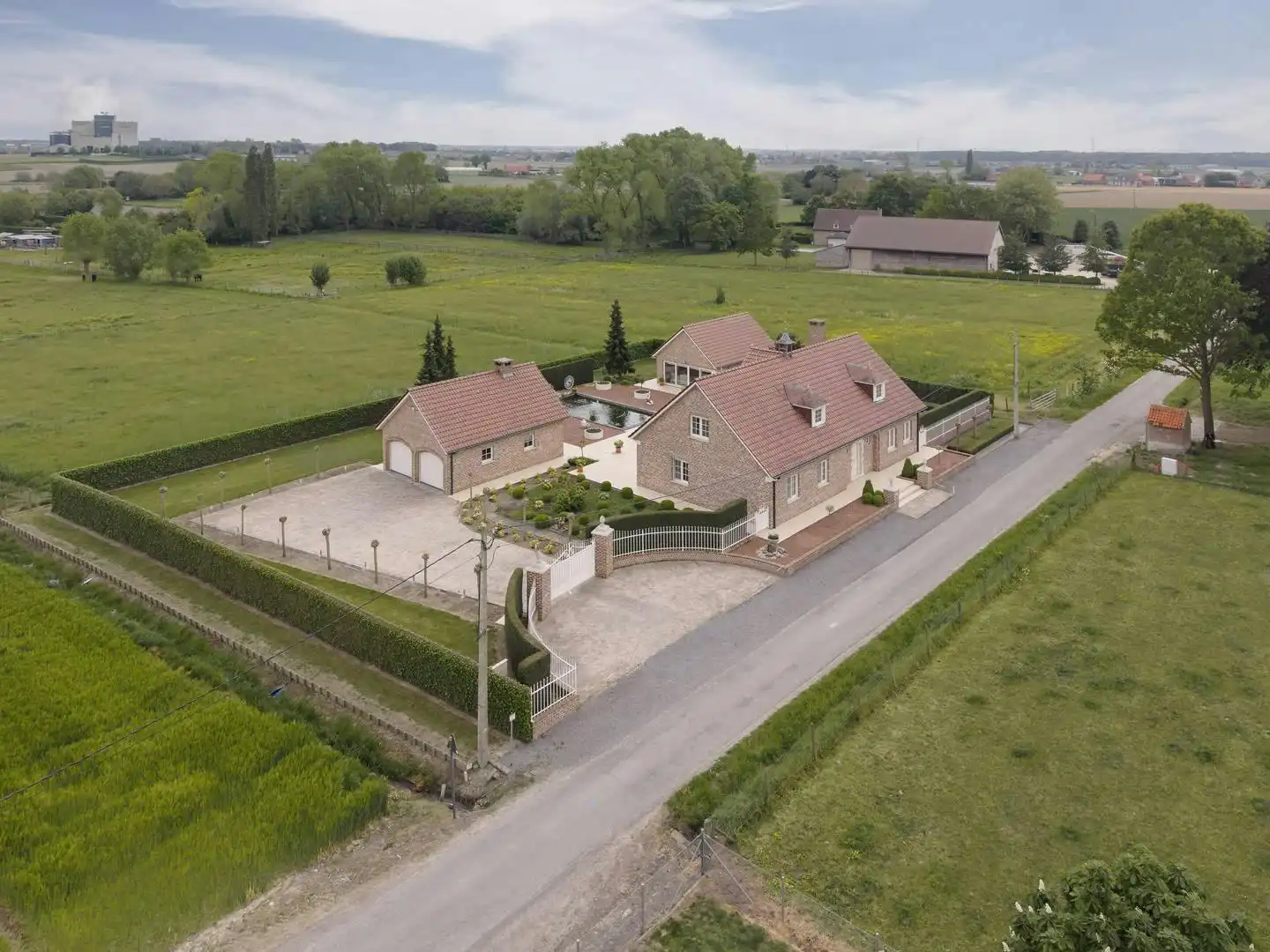 Landelijke villa met bijgebouwen op rustige, groene ligging foto 2