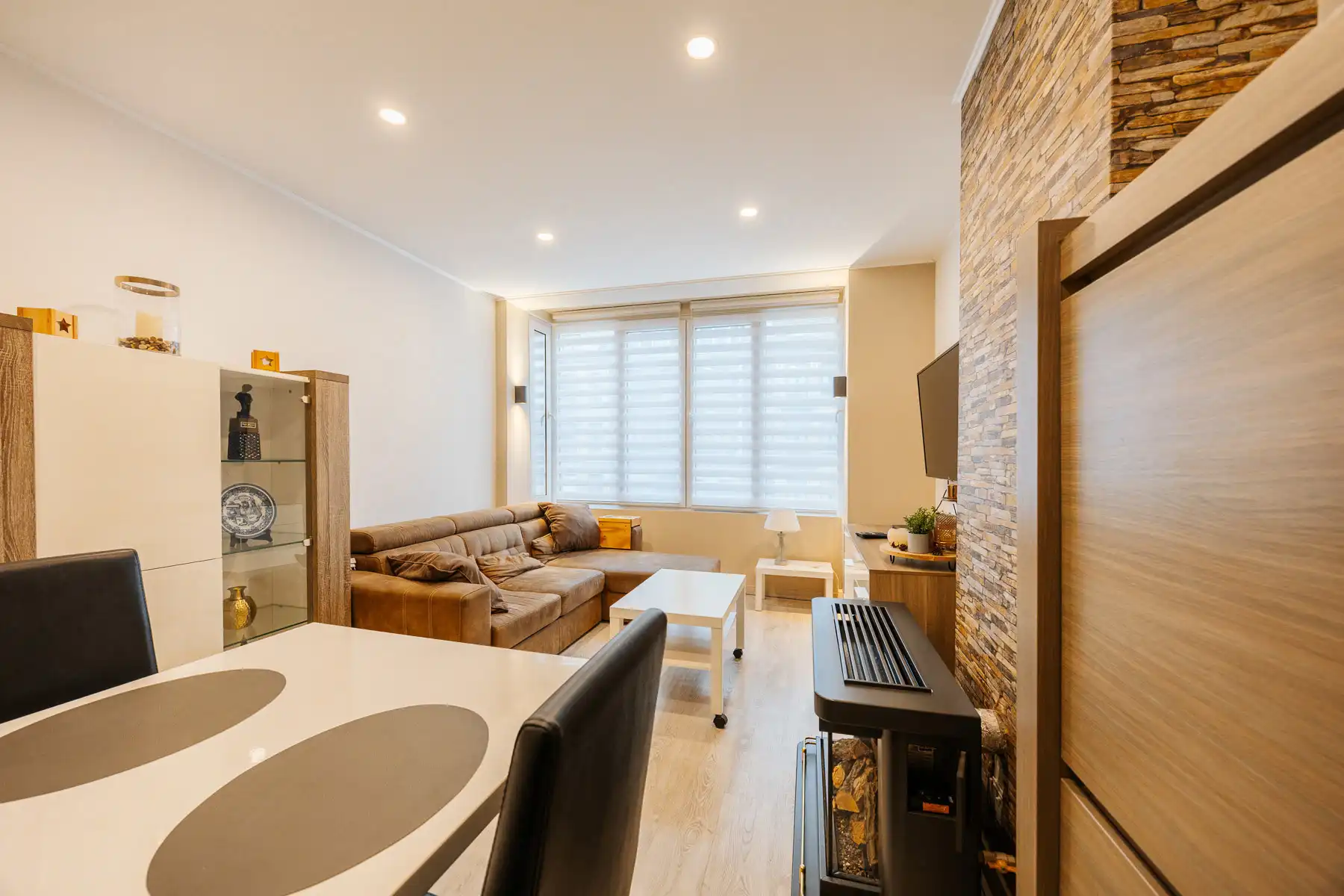 Gerenoveerd appartement met 2 slaapkamers en gezellig terras foto 3