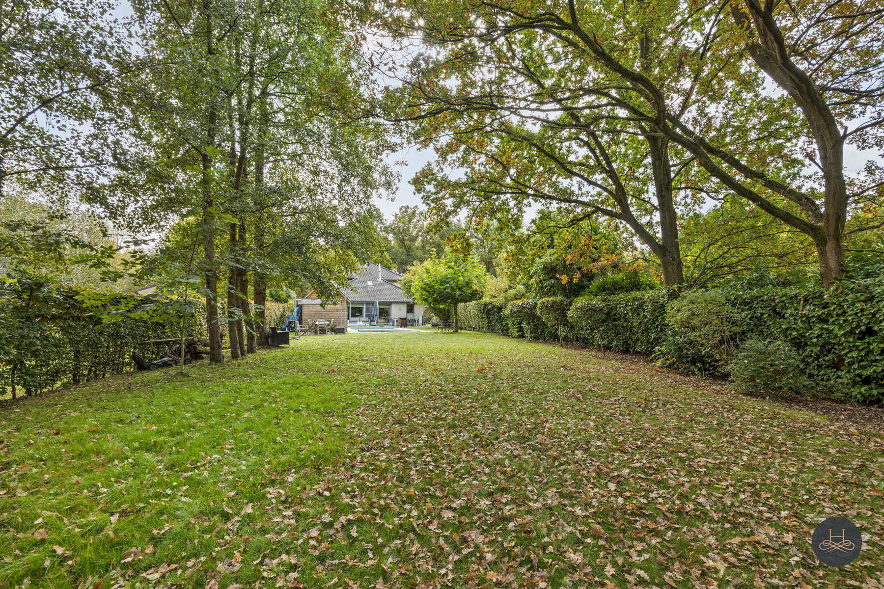 Imposante ruime villa met zwembad en een prachtige tuin foto 12