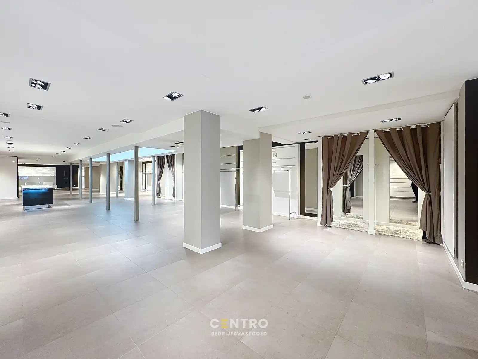 Handelsgelijkvloers op TOPligging (Grote Markt/Ooststraat) te Roeselare! foto 5