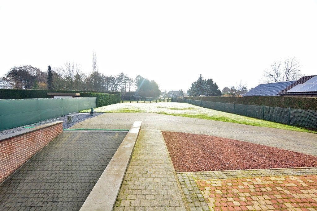 Vrijstaande woning met 4 slpks. en 2 bdks. op een perceel van 12a38ca. foto 38