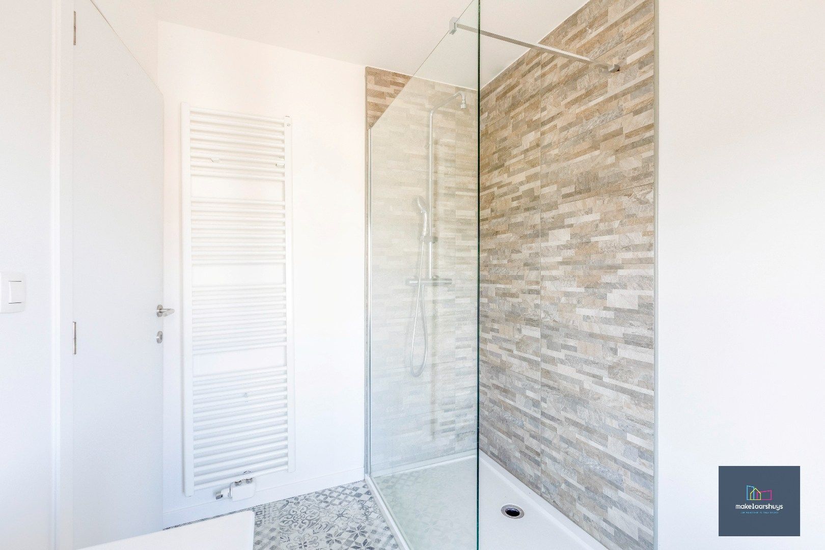 Instapklare gerenoveerde woning in rij met terras, tuin en garagebox foto 15