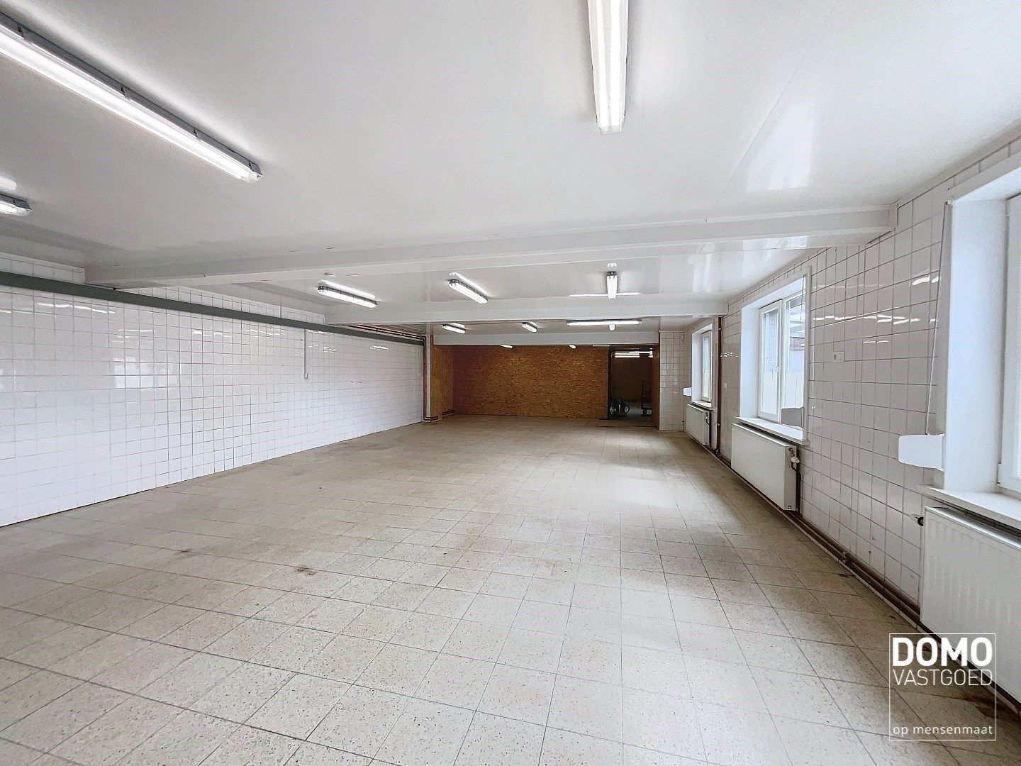 Commercieel gelegen handelspand met inclusief bovenliggend appartement te Kermt. foto 14
