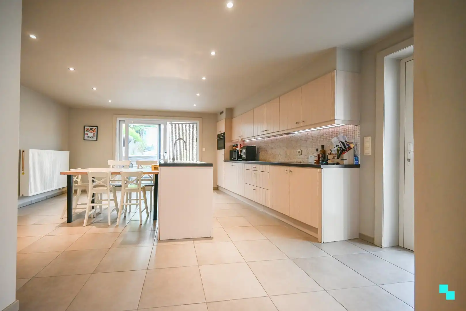 Ruim magazijn met kantoorruimtes en woonst te Lendelede foto 16