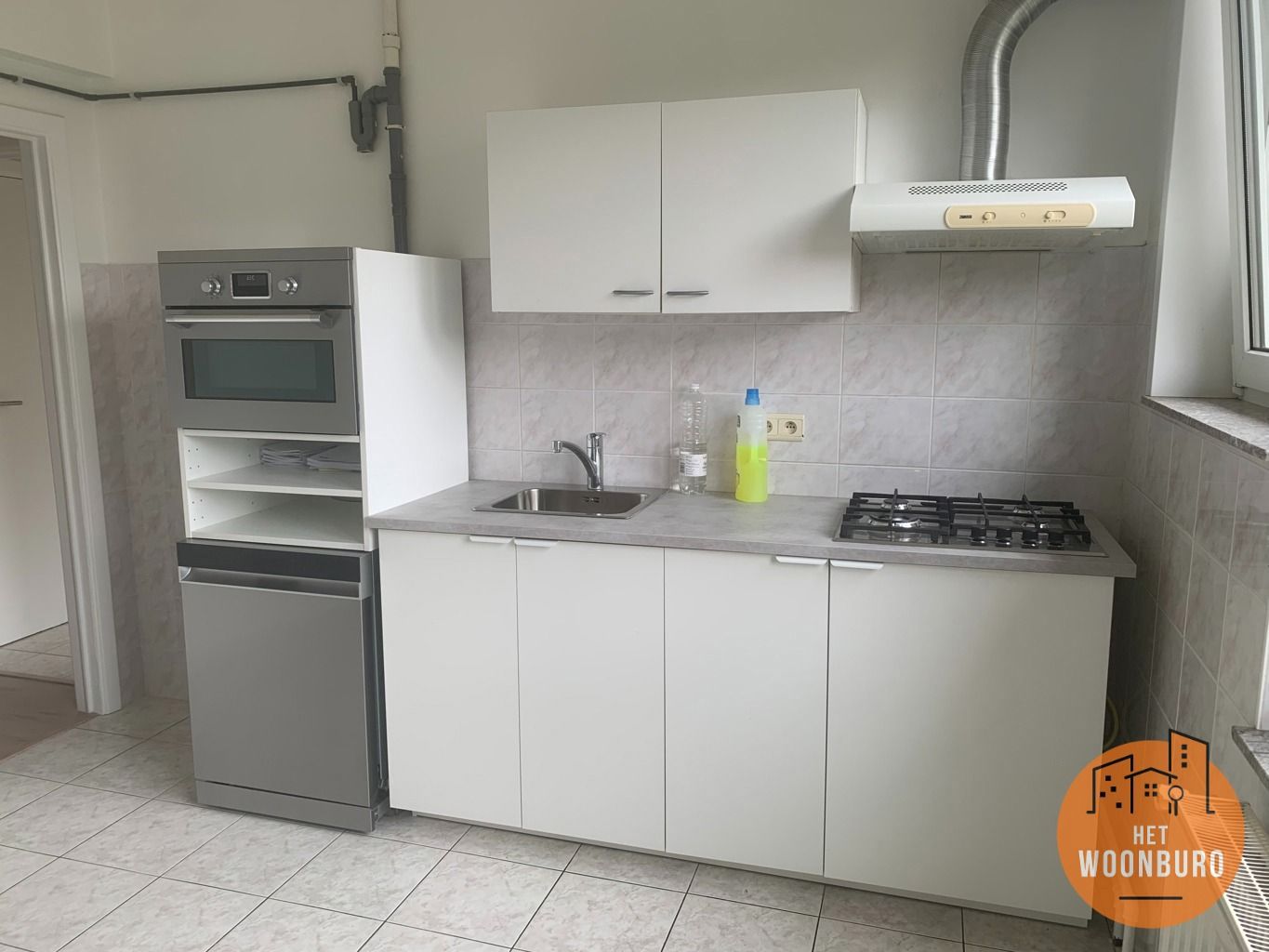 Appartement 1e Verd. + kelder + buitenstaanplaats foto 5