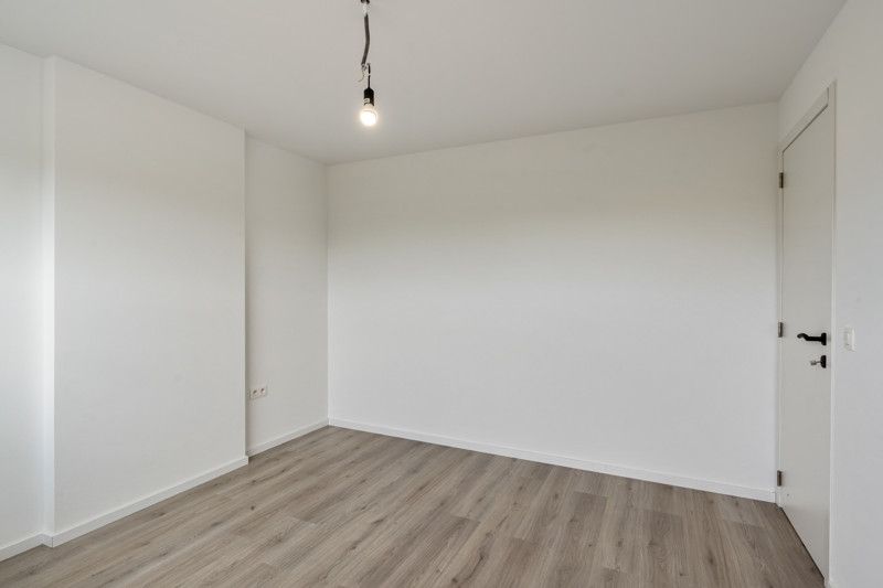 Totaal gerenoveerde woning, gelegen op 7are in een zeer rustige straat foto 20