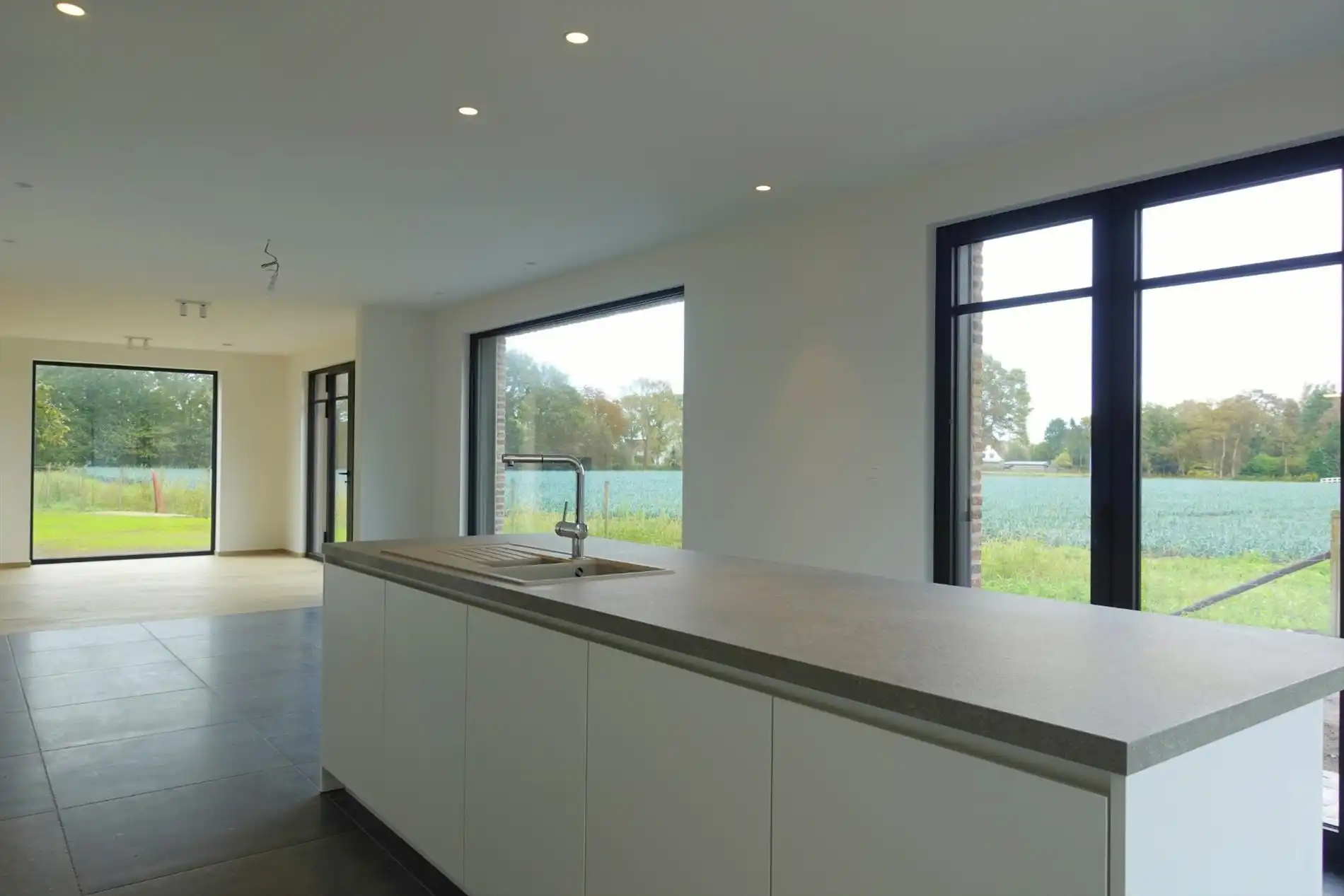 Prachtige villa met ruime tuin, landelijk uitzicht en uitgebreid beveiligingssysteem foto 3