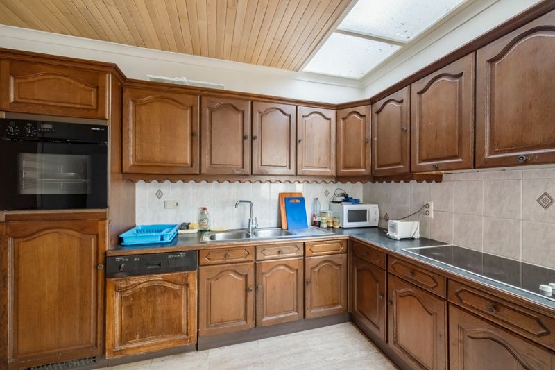 Hooglede- Opbrengsteigendom van 3 verhuurde sterk gebouwde woningen met 3 slaapkamers in het centrum van Hooglede gelgen. Deels al vernieuwd. Potentieel met tuinen en parking. foto 19