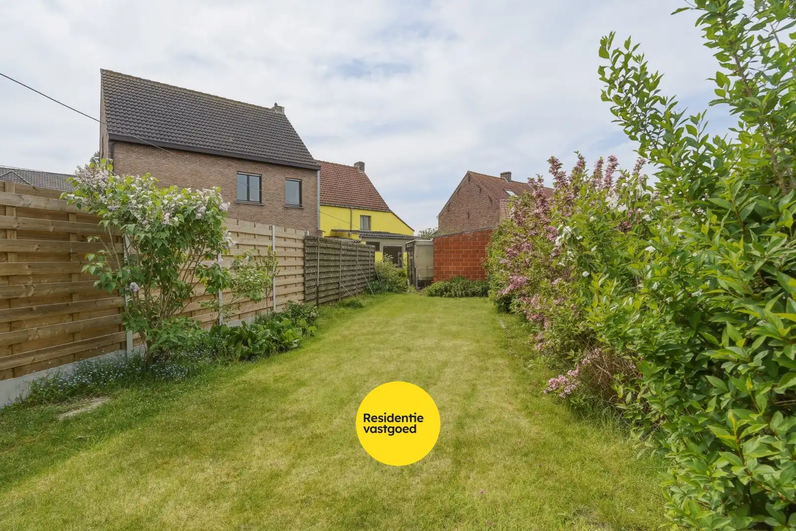 Te renoveren halfopen woning met tuin en oprit/garage foto 13