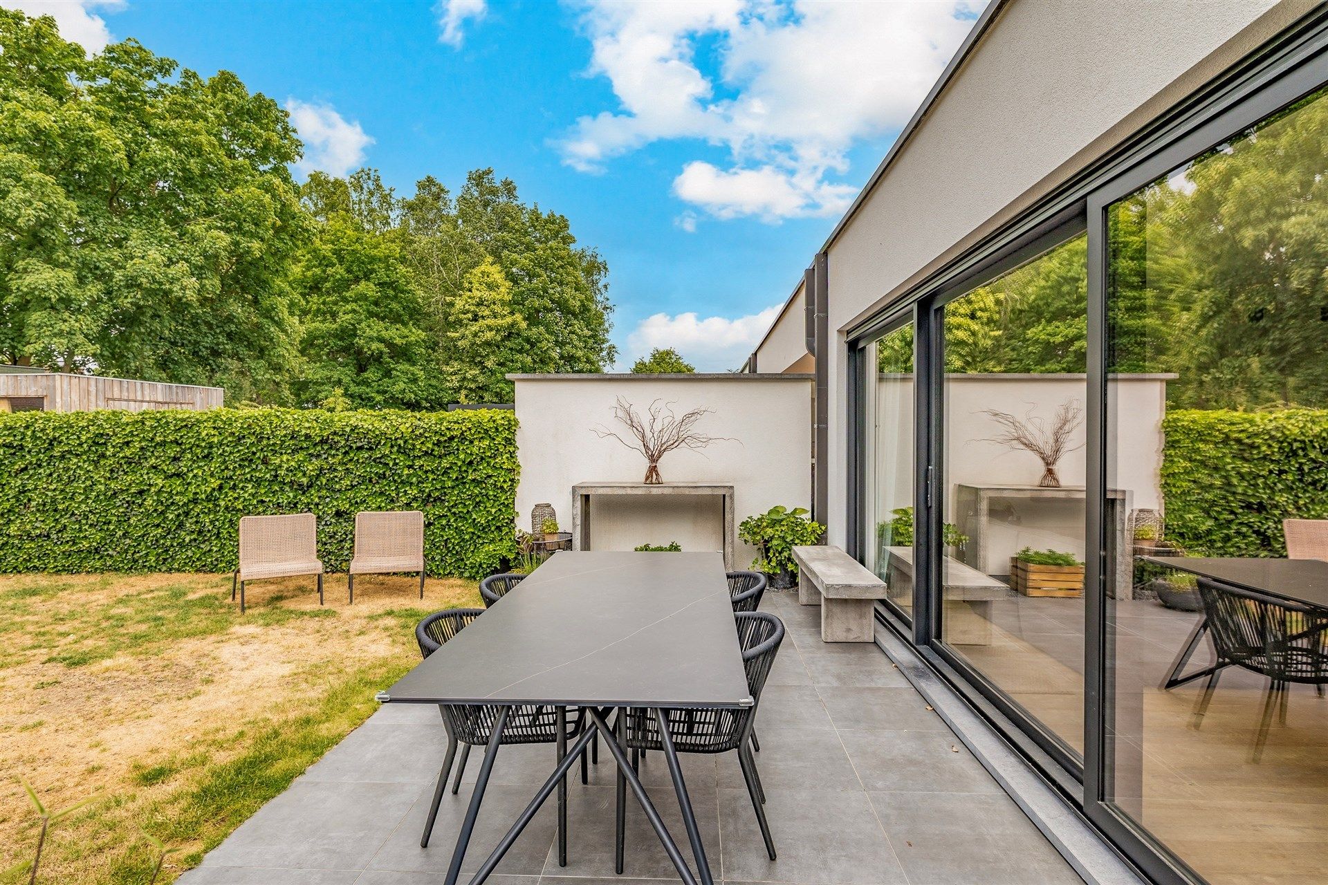 Subliem afgewerkte woning met tuin op topligging foto 26
