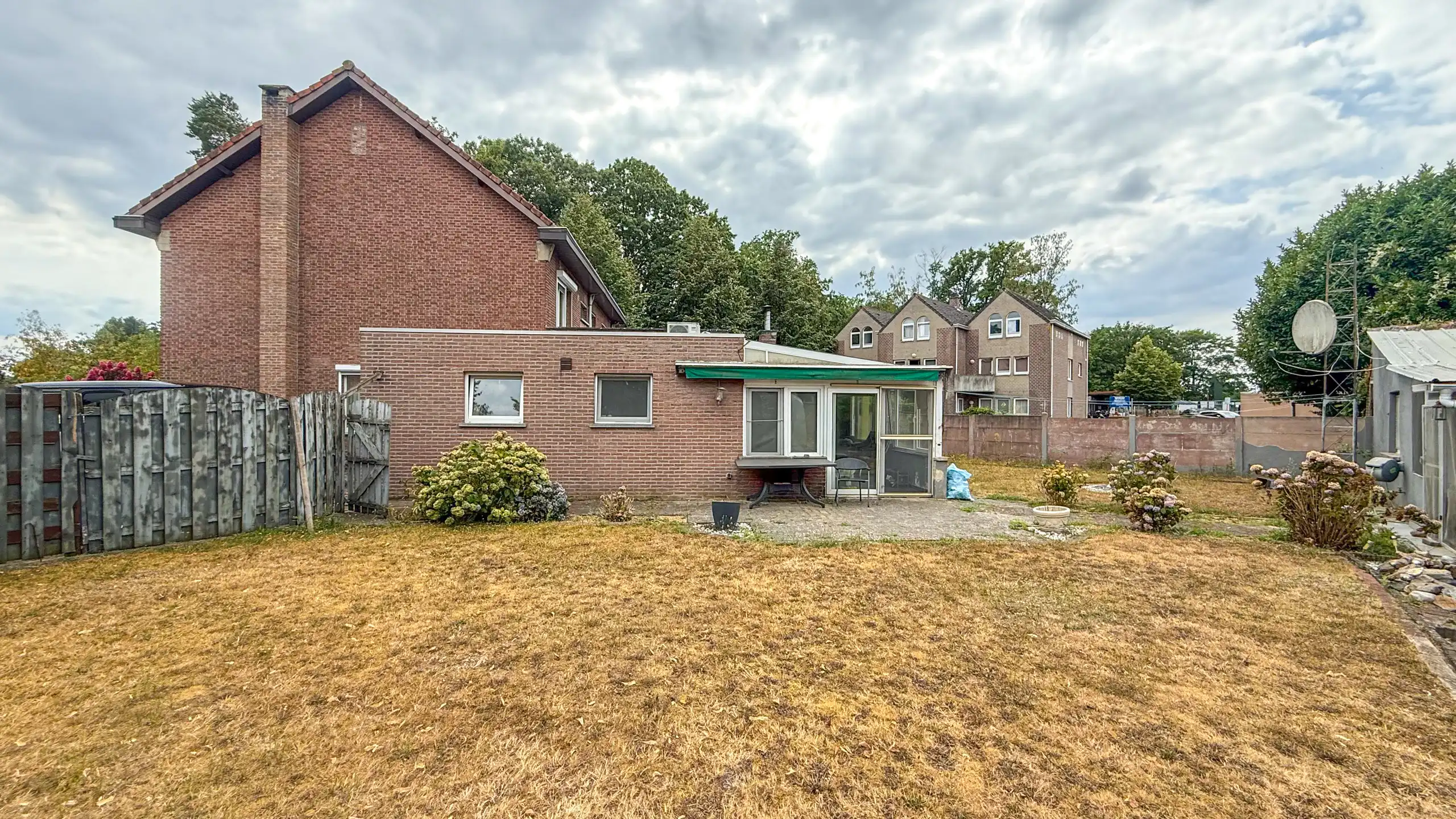 Halfopen woning met tuin, garage en 3 slaapkamers foto 38
