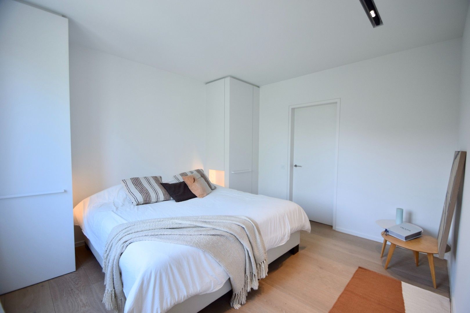 Volledig gerenoveerd hoekappartement in een standingvolle villaresidentie gelegen in het Zoute. foto 18