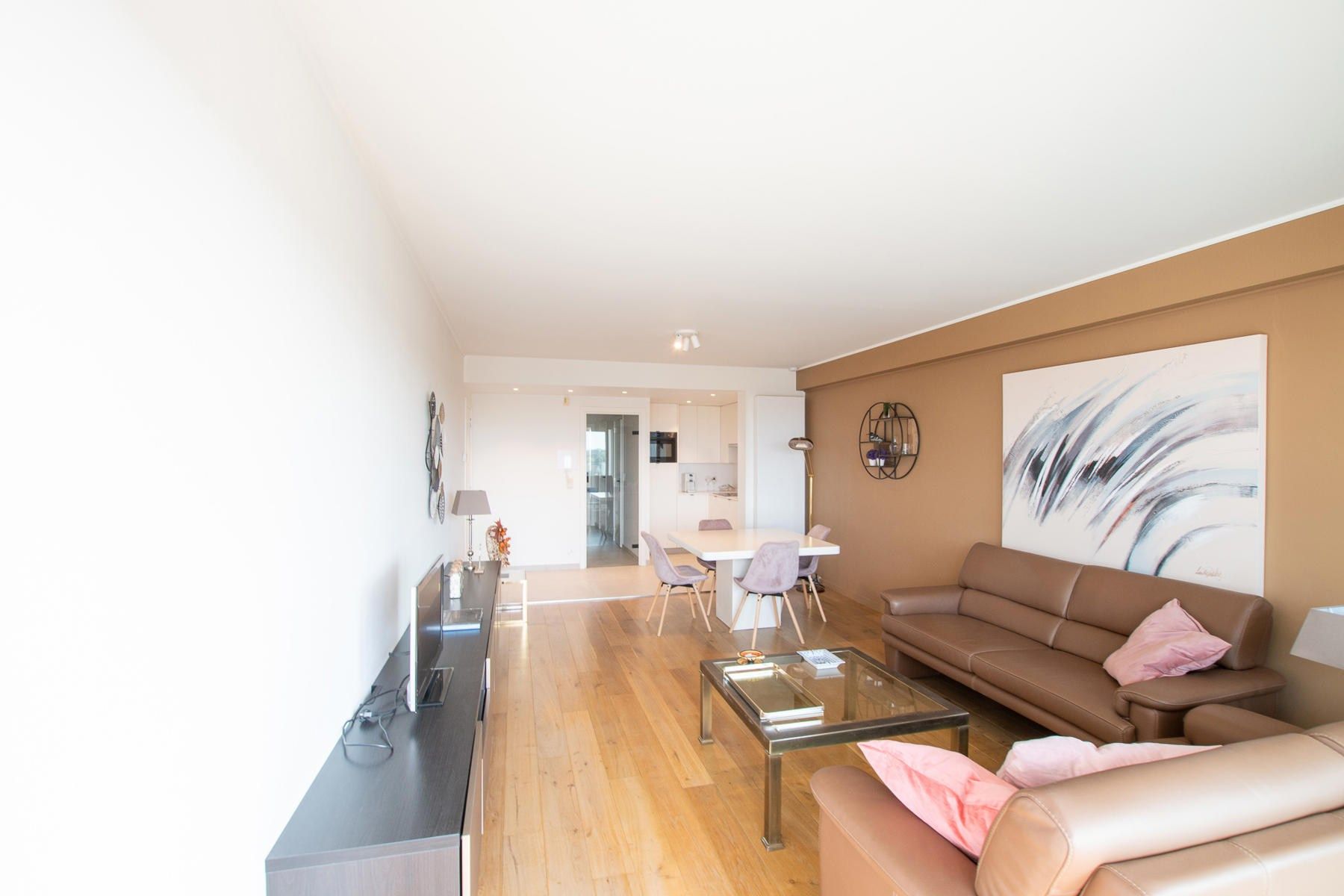 Gemeubeld appartement op de vijfde verdieping gelegen in hartje Zoute op enkele passen van het Albertplein en de zee foto 2