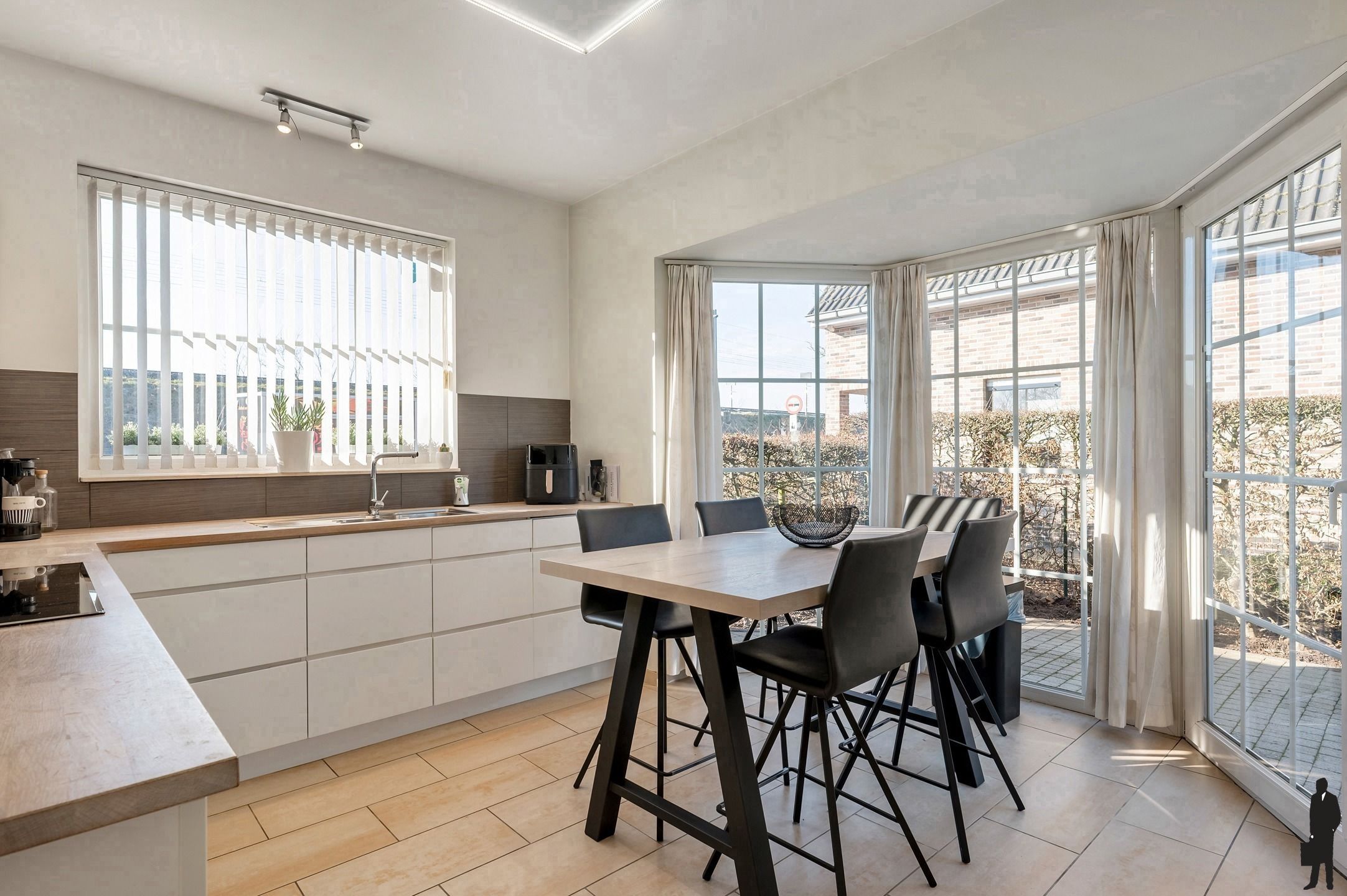 Ruime woning (ca. 225m²) met 3 grote slk’s, garage en mooie tuin op 726m² foto 9