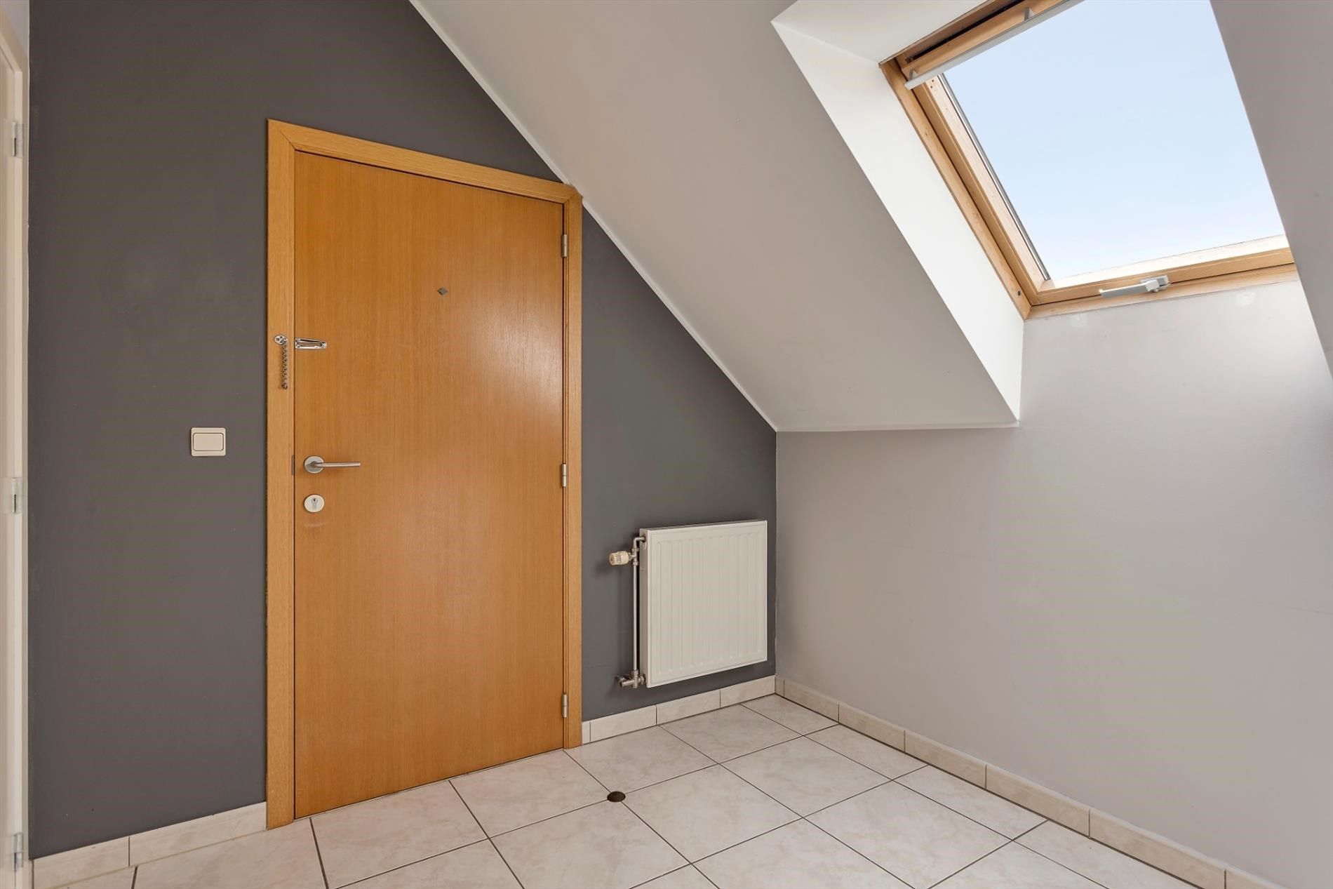 Aangenaam en luchtig appartement met 1 slaapkamer, terras & autostandplaats in ondergrondse garage in hartje Hoeselt foto 7