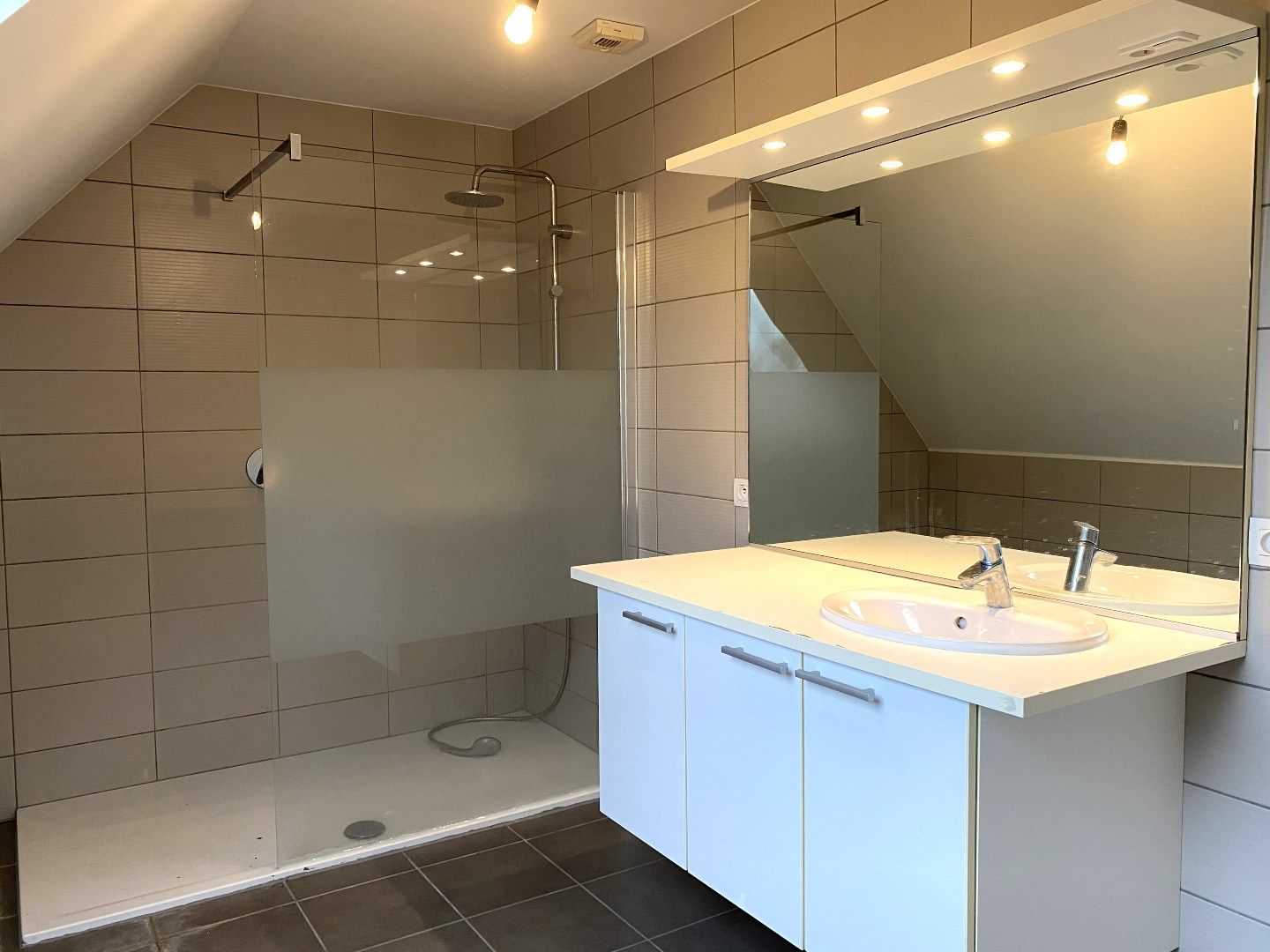 INSTAPKLARE ALLEENSTAANDE WONING MET 3 SLPKS | TUIN EN GARAGE foto 11