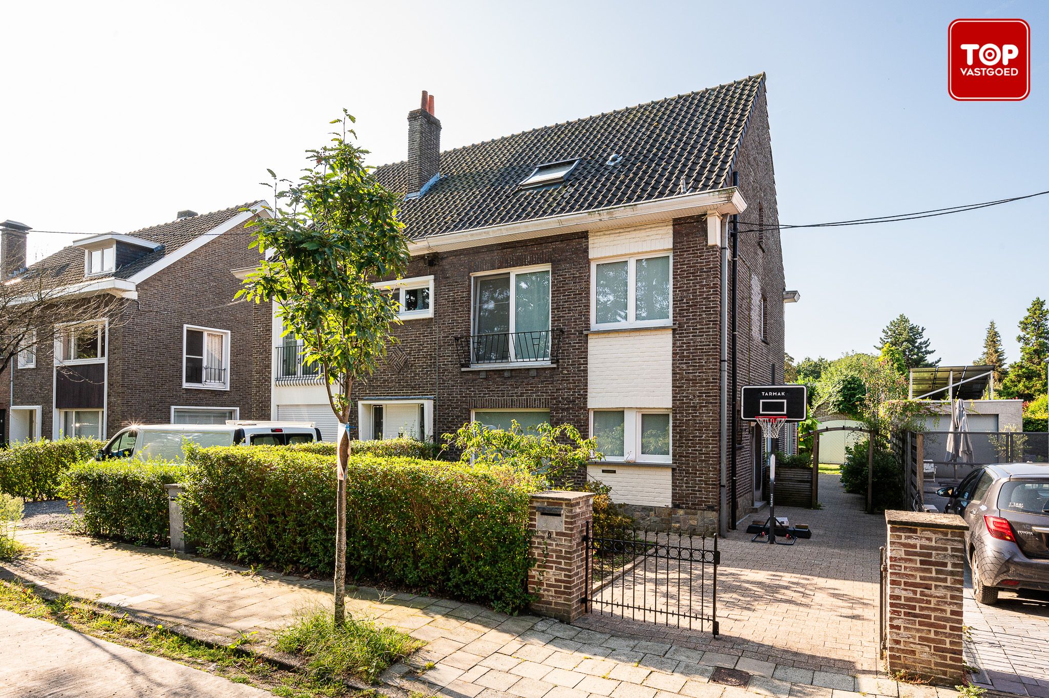 Karaktervolle half open bebouwing met 4 slaapkamers en prachtige tuin foto 2