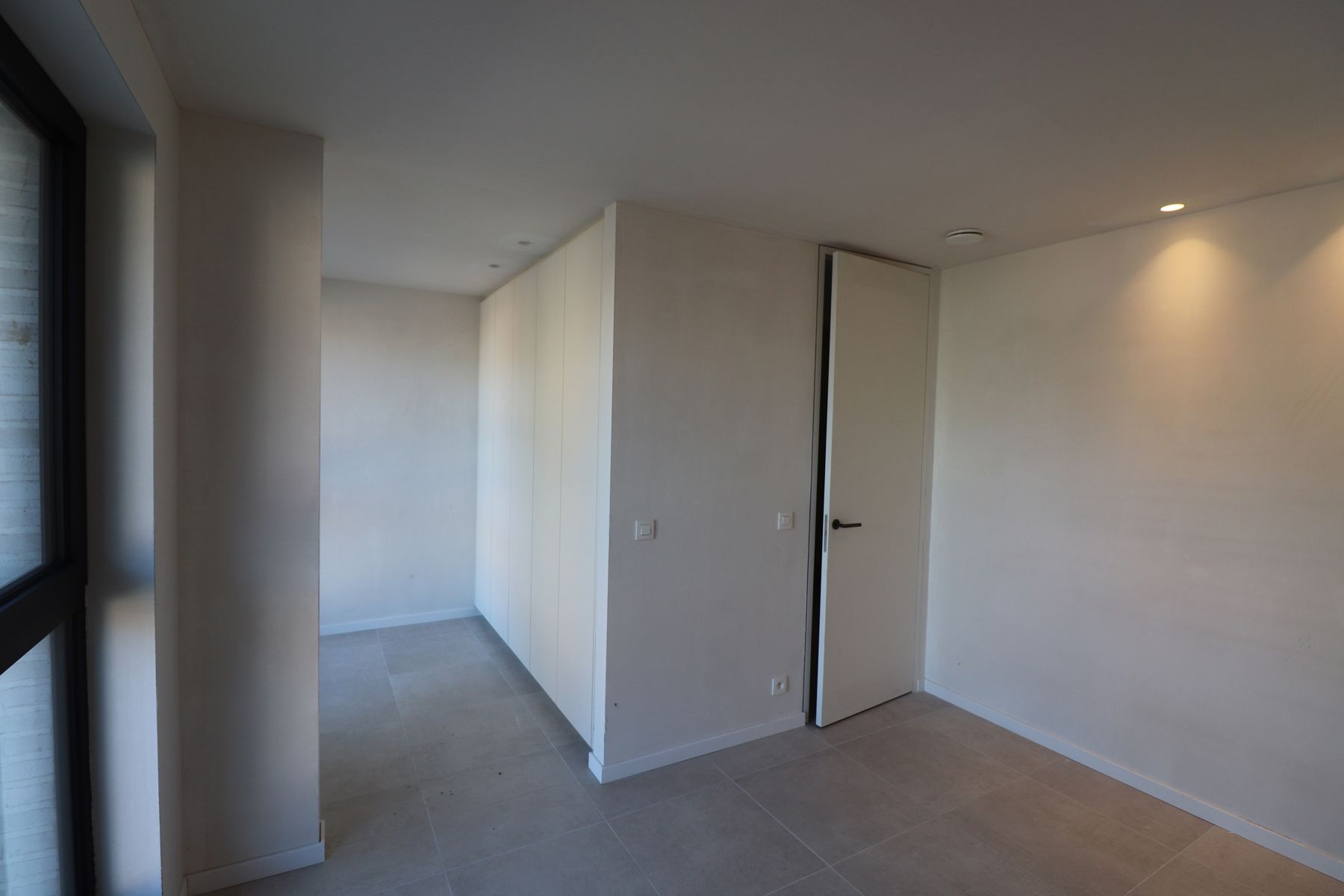 Prachtig nieuwbouwappartement met 2 slaapkamers, groot overdekt terras, autostaanplaats en berging. foto 9