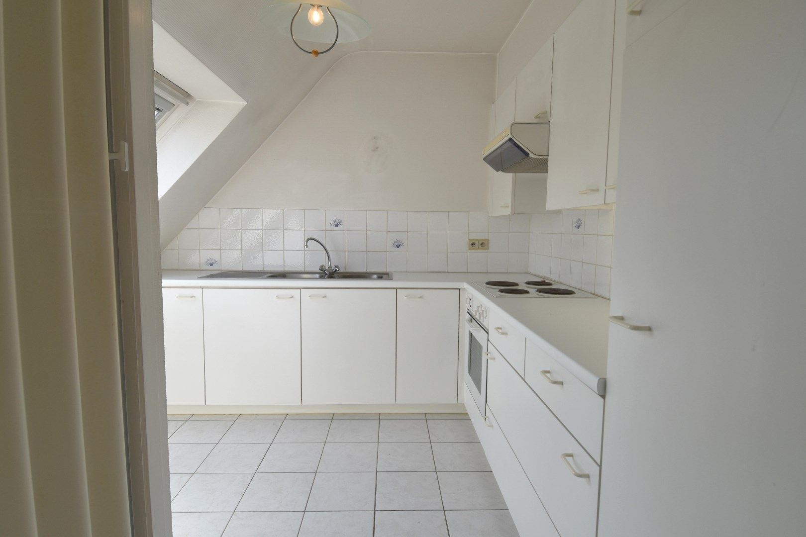 Lichtrijk 2-slaapkamerappartement met kelderberging te koop in het hart van Gullegem foto 6